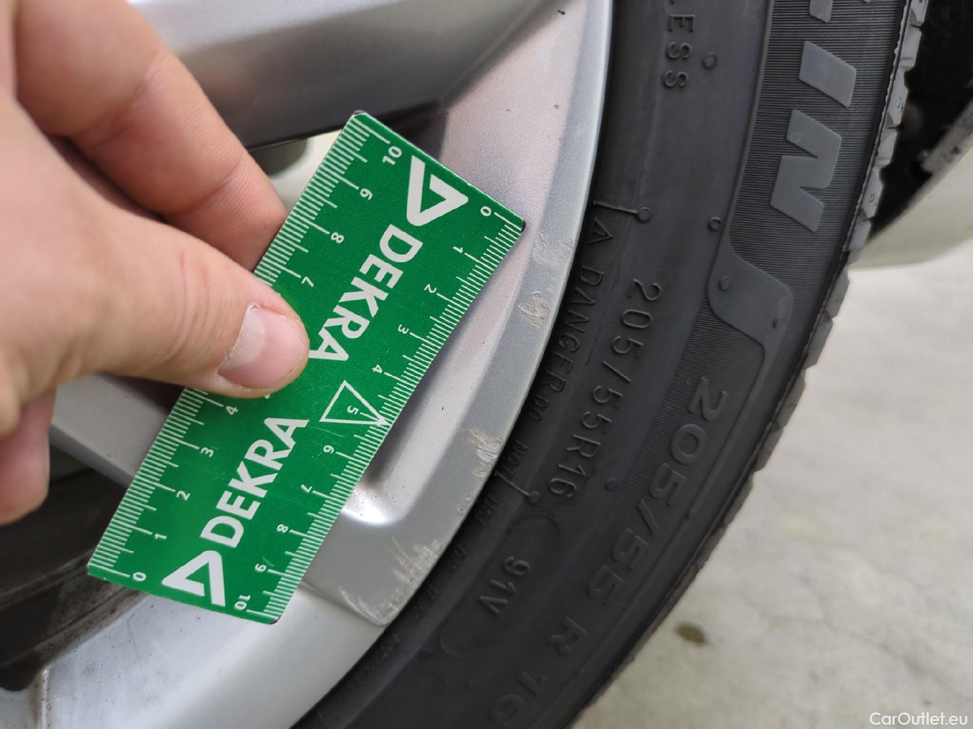  Seat  Leon SEAT  / 2020 / 5P / Berline 1.0 eTSI 110 DSG S&S Style Business #19