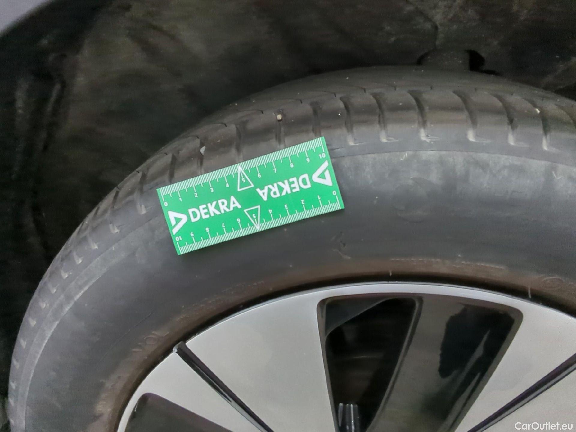  Volvo  XC 40 XC40 Momentum Plug-in Hybrid 2WD 1.5 #3