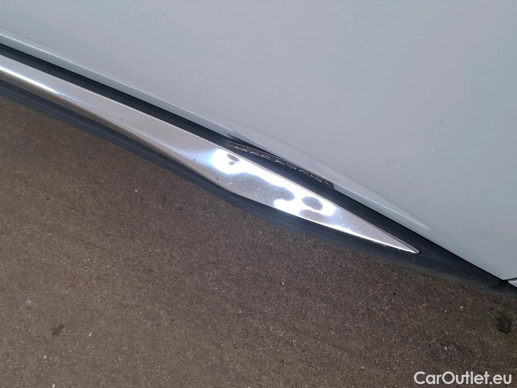  Peugeot  3008 PEUGEOT  / 2020 / 5P / SUV 1.6 HYBRID4 300 E-EAT8 GT #28