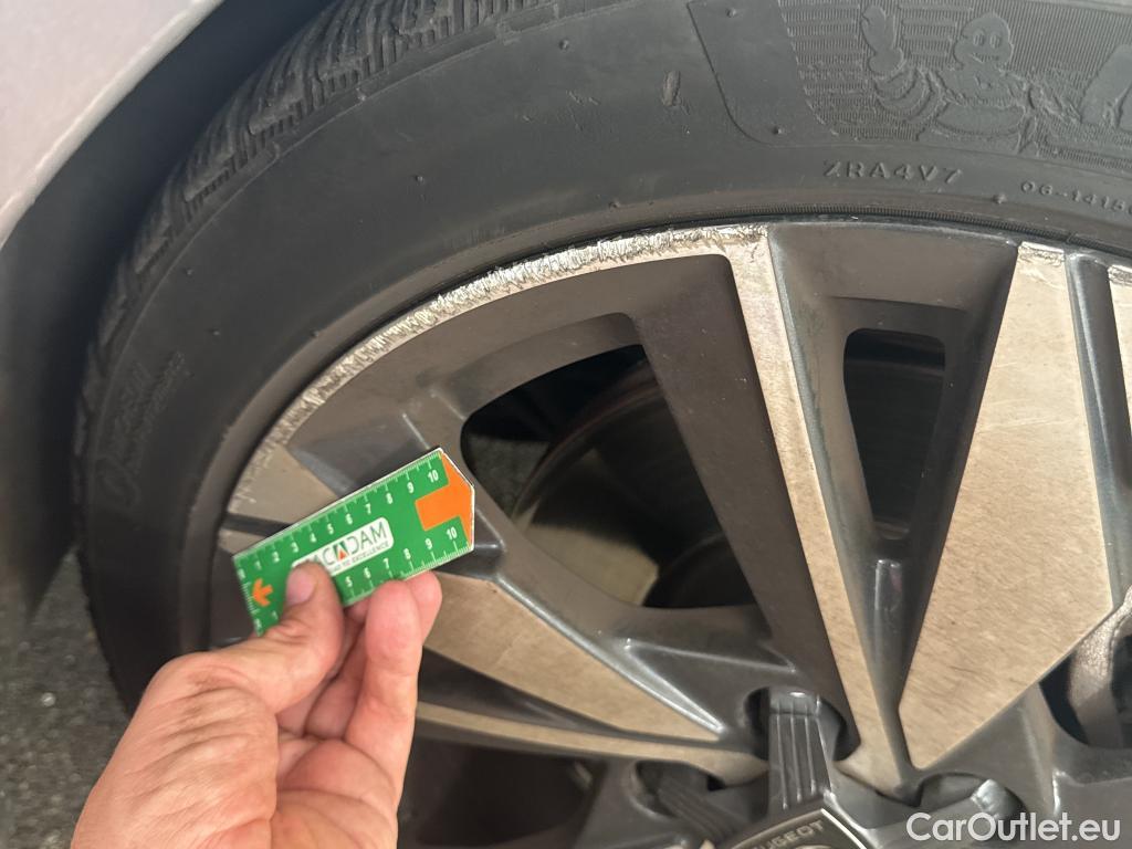  Peugeot  308 PEUGEOT  SW / 2021 / 5P / Break PureTech 130 S&S EAT 8 ALLURE #42