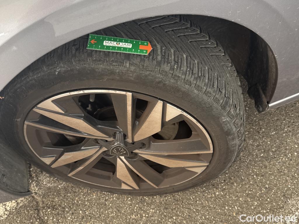  Peugeot  308 PEUGEOT  SW / 2021 / 5P / Break PureTech 130 S&S EAT 8 ALLURE #33