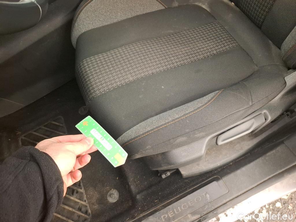  Peugeot  3008  Active Pack 1.2 PureTech 130CV BVA8 E6d #30