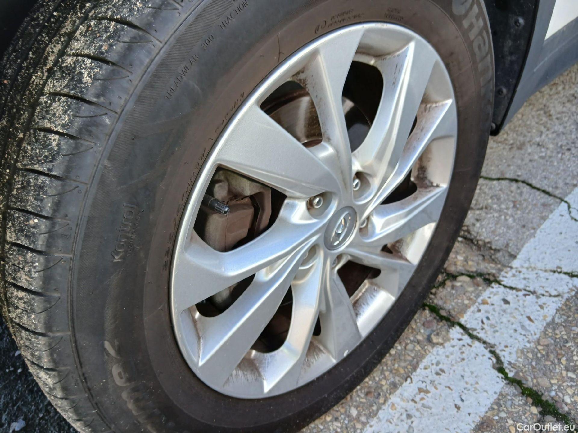  Hyundai  Tucson HYUNDAI  / 2018 / 5P / todoterreno 1.6 CRDI 85kW (116CV) 48V SLE 4X2(SP)(SL) #12