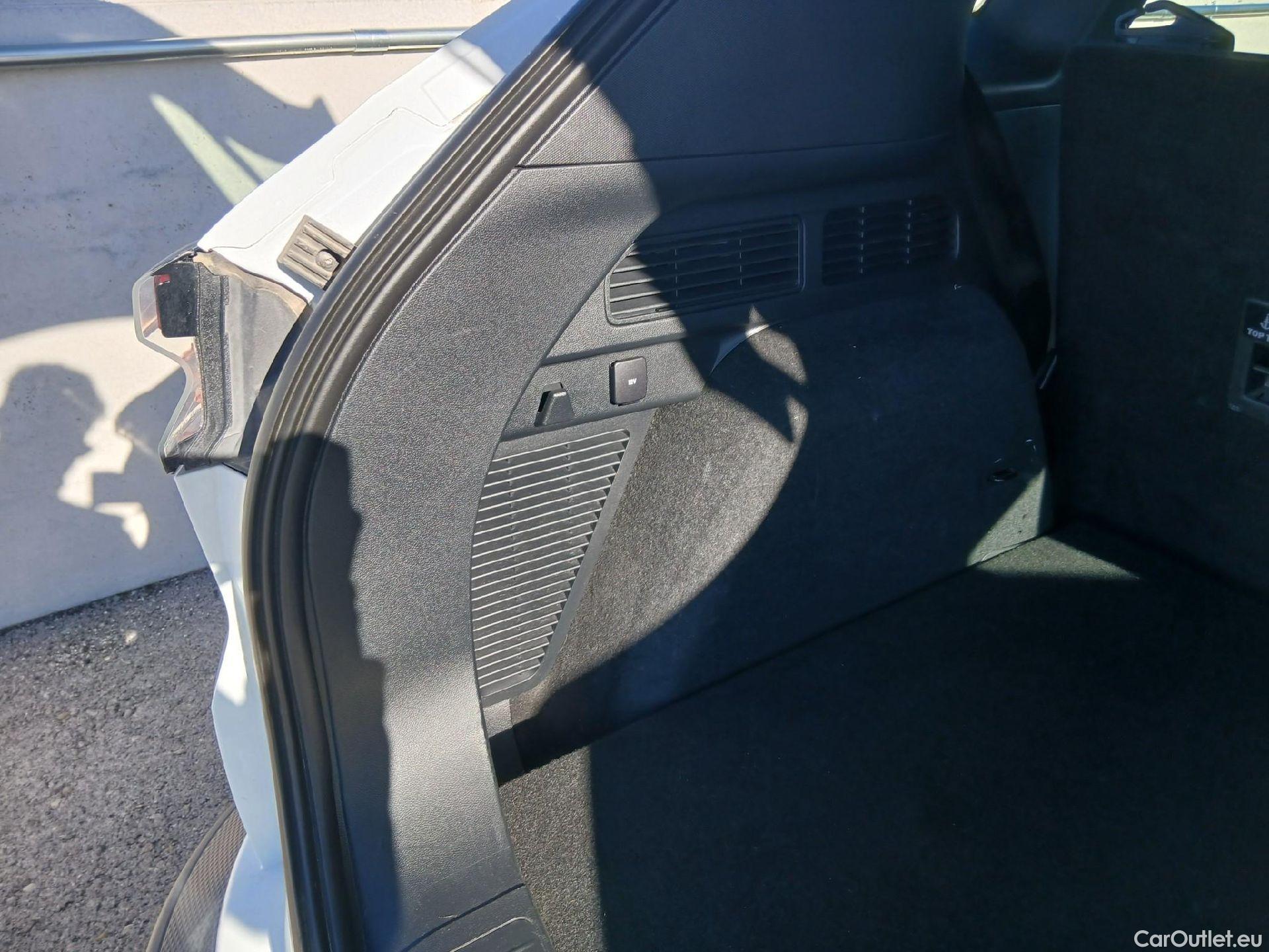  Ford  Kuga FORD  / 2019 / 5P / todoterreno Titanium 2.0 EcoBlue MHEV 110kW (150CV) #3