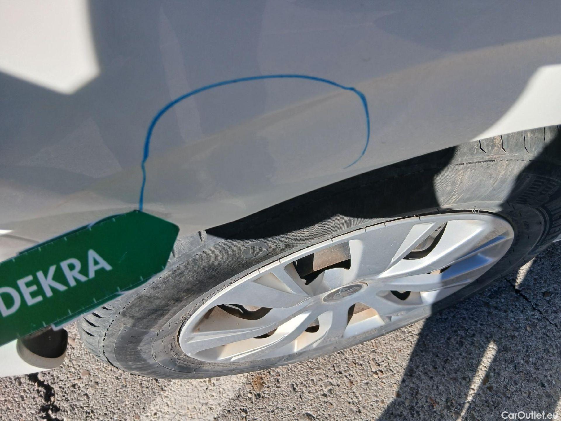  Peugeot  208 PEUGEOT  / 2015 / 5P / berlina con portón 5P ACTIVE BlueHDi 73kW (100CV) #26