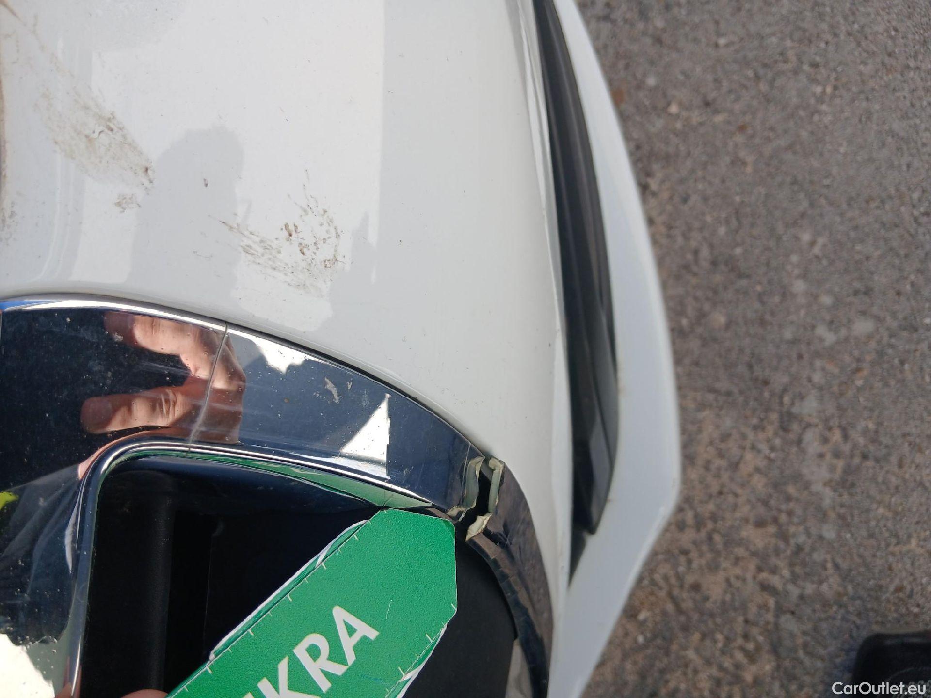  Peugeot  208 PEUGEOT  / 2015 / 5P / berlina con portón 5P ACTIVE BlueHDi 73kW (100CV) #35