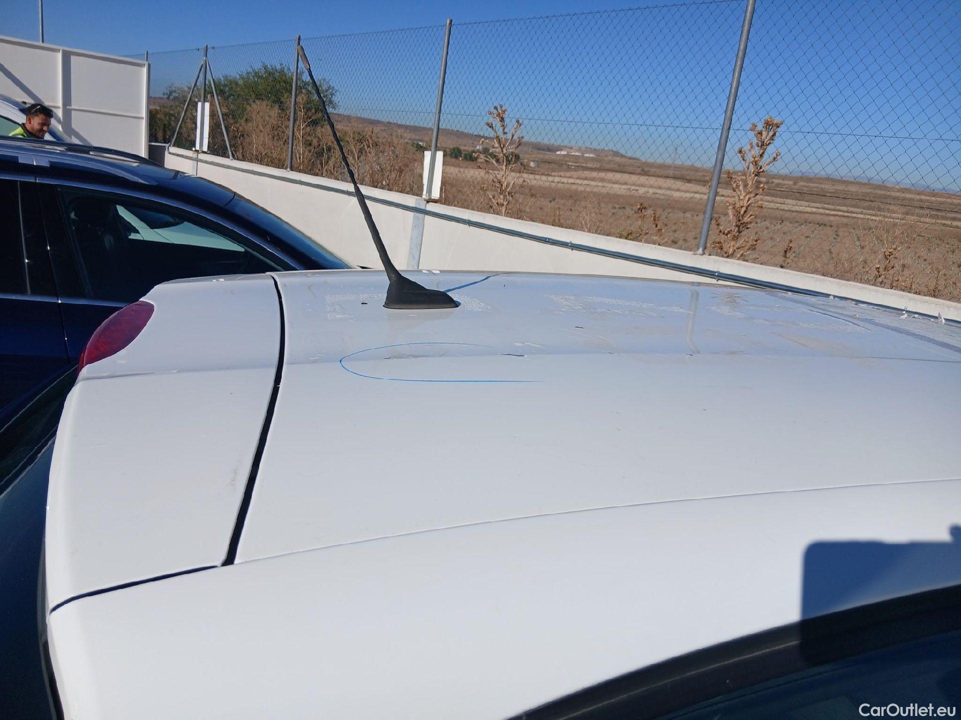  Peugeot  208 PEUGEOT  / 2015 / 5P / berlina con portón 5P ACTIVE BlueHDi 73kW (100CV) #28