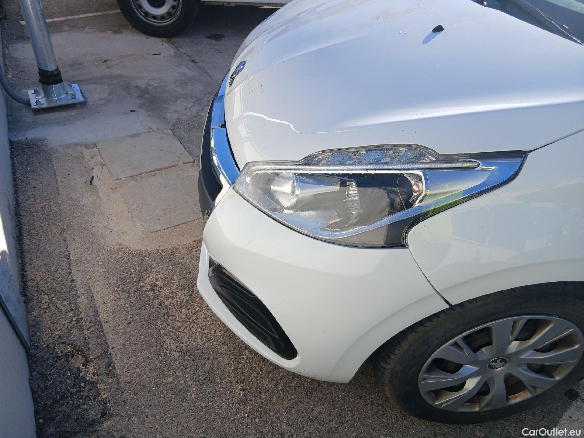  Peugeot  208 PEUGEOT  / 2015 / 5P / berlina con portón 5P ACTIVE BlueHDi 73kW (100CV) #17