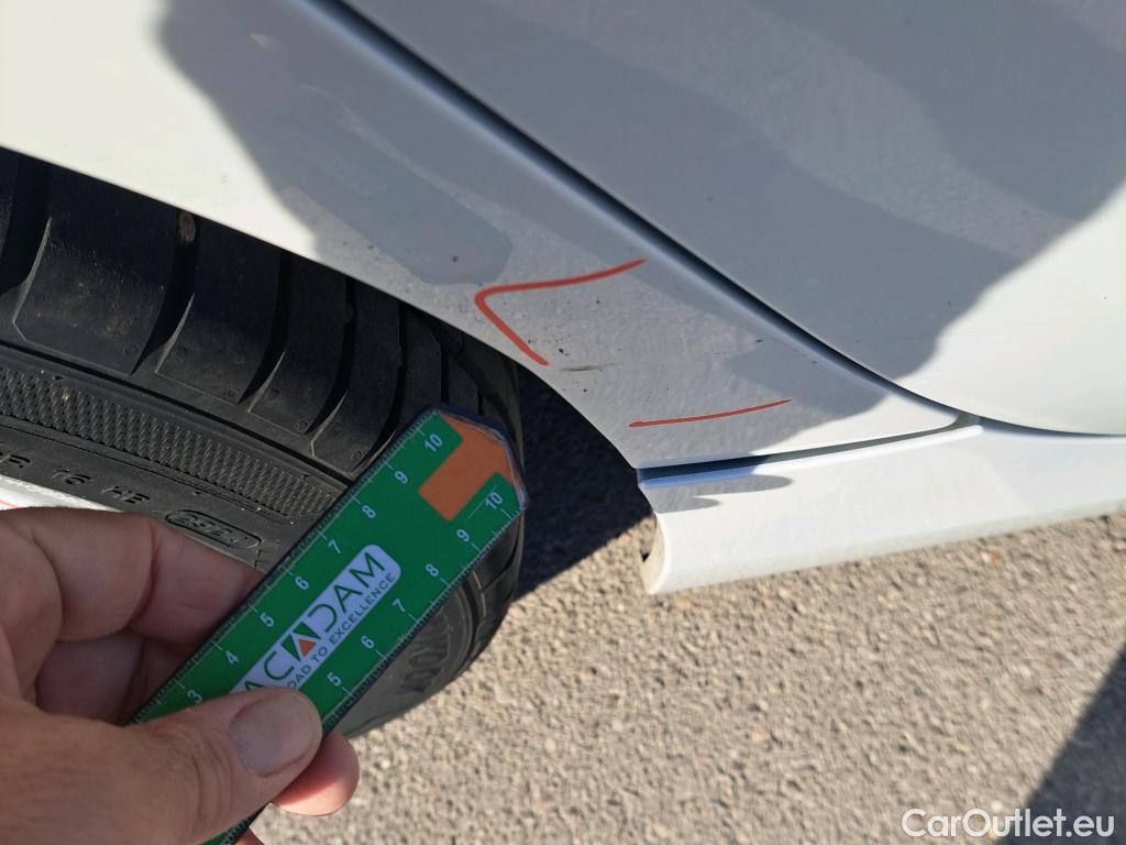  Bmw  Serie 1 BMW  / 2019 / 5P / berlina con portón 118i #4