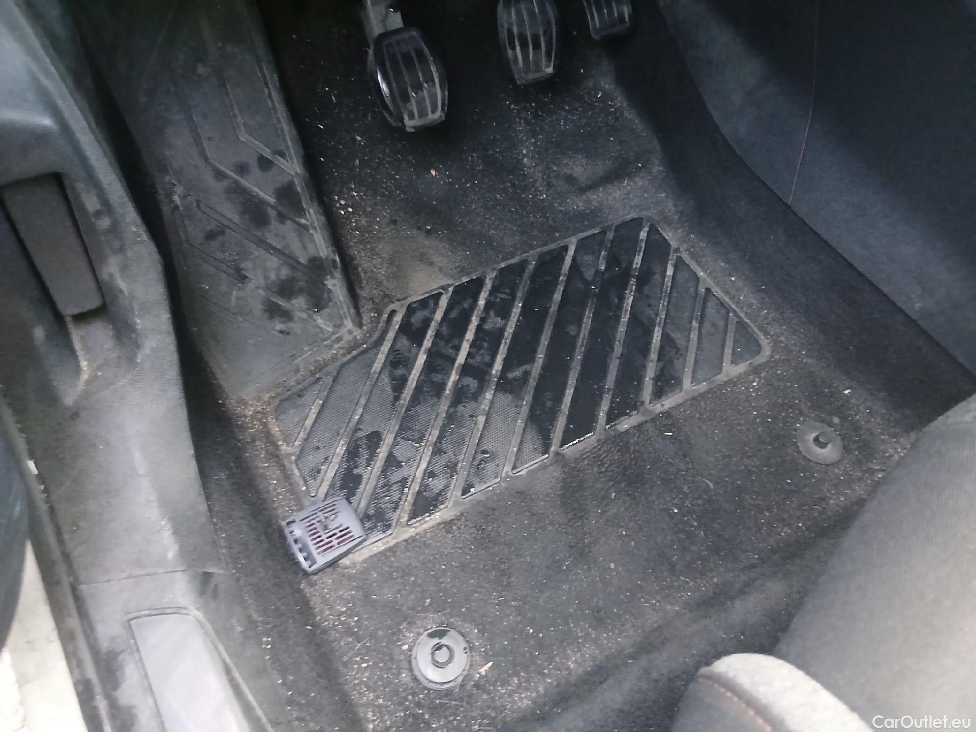  Peugeot  3008 PEUGEOT  / 2016 / 5P / todoterreno 1.2 PURETECH 96KW (130CV) ACTIVE S&S #8