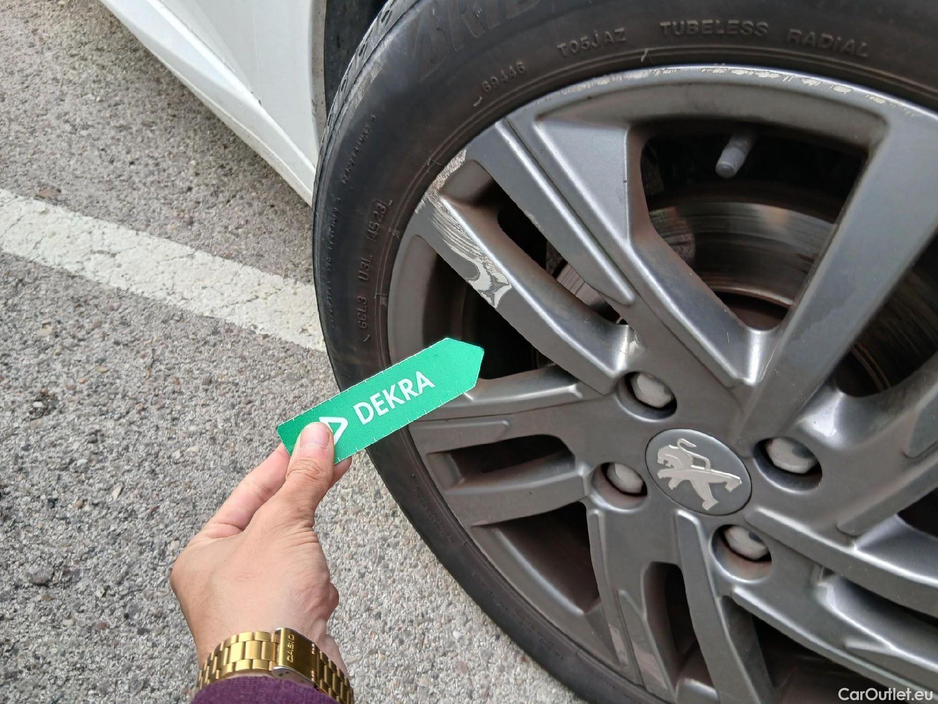  Peugeot  208 PEUGEOT  / 2019 / 5P / berlina con portón BlueHDi 73kW (100CV) Active Pack (AC) #30