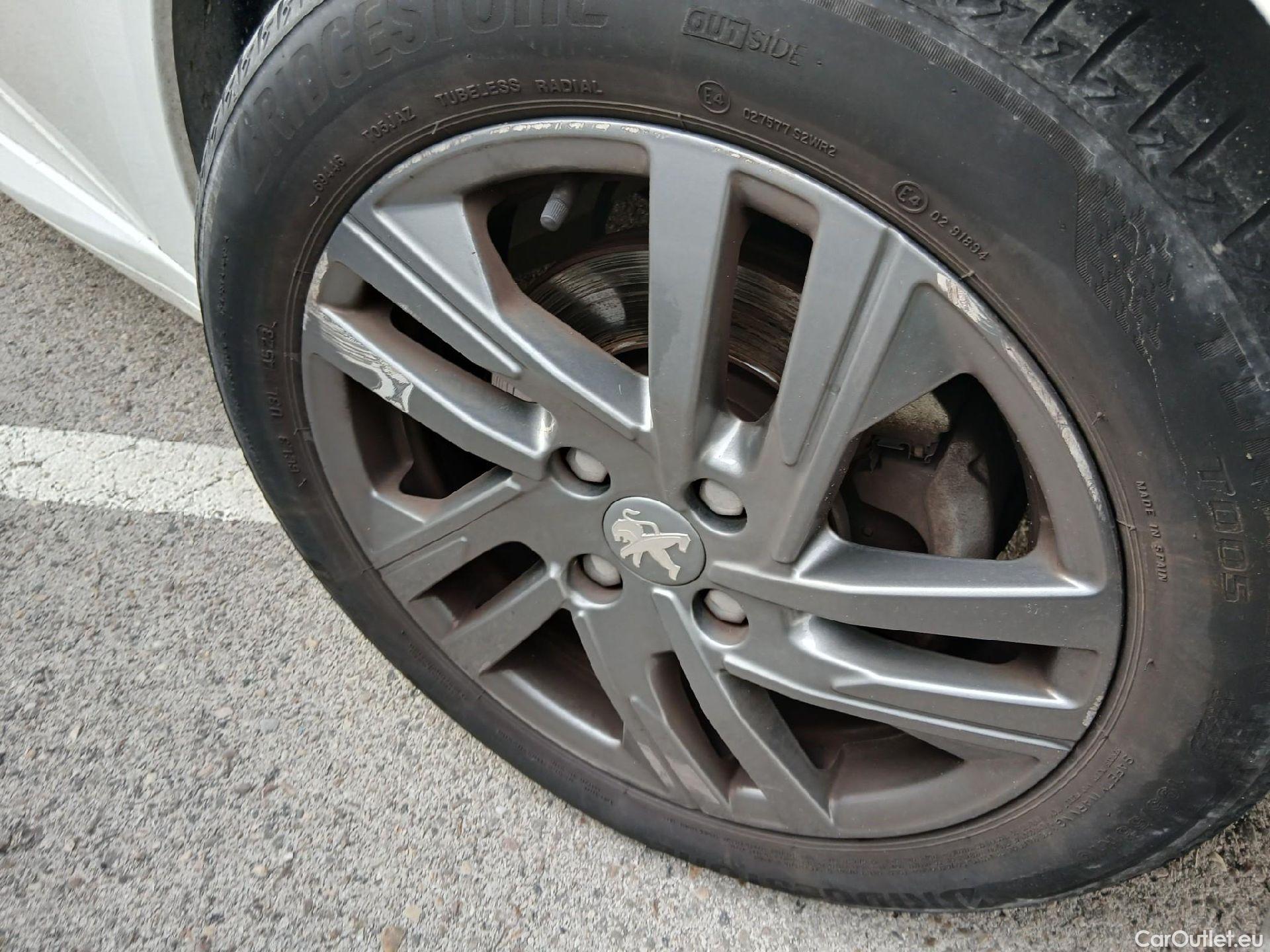  Peugeot  208 PEUGEOT  / 2019 / 5P / berlina con portón BlueHDi 73kW (100CV) Active Pack (AC) #29