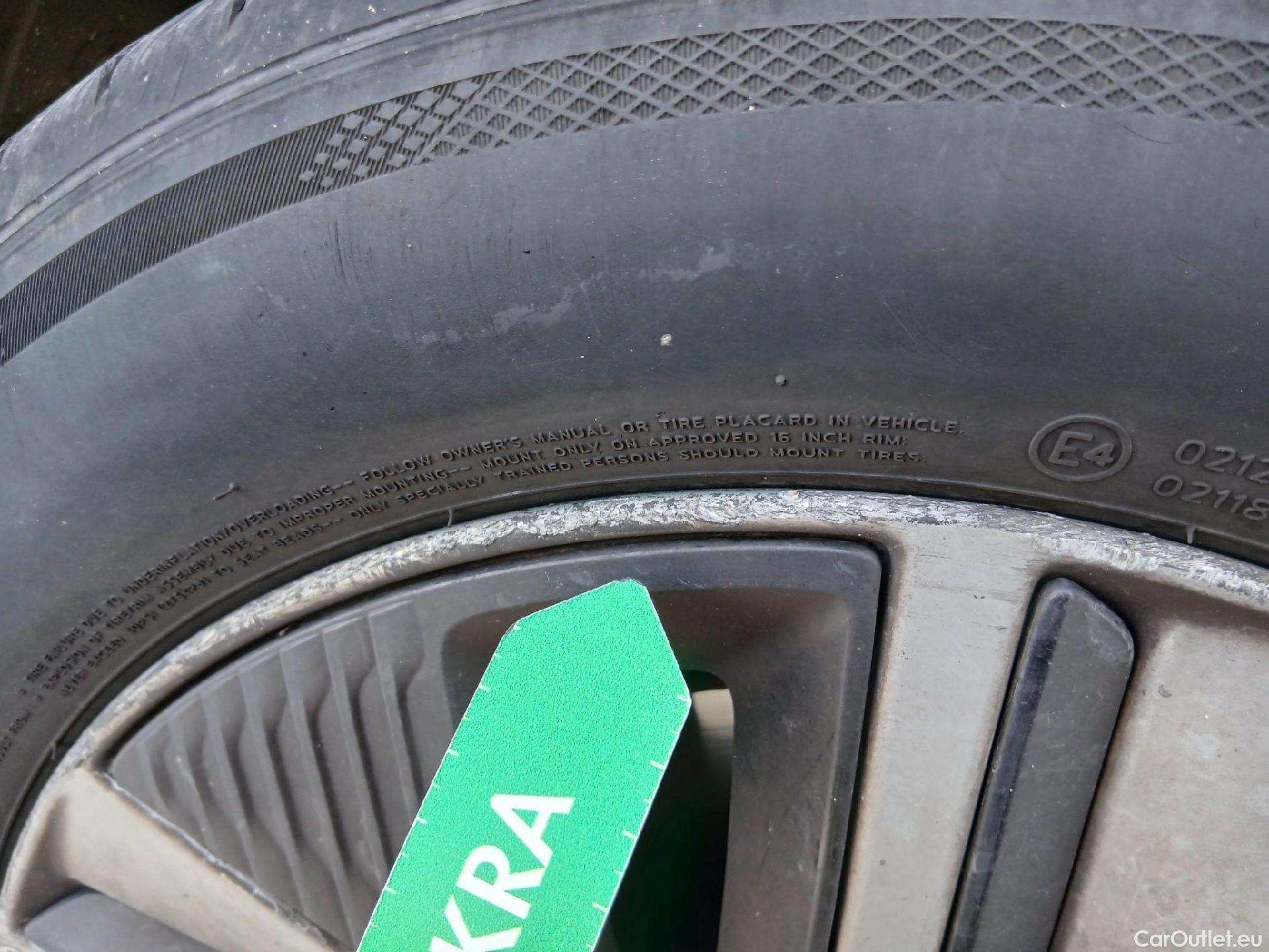  KIA  Niro KIA  / 2019 / 5P / crossover 1.6 GDi PHEV 104kW (141CV) Drive #32