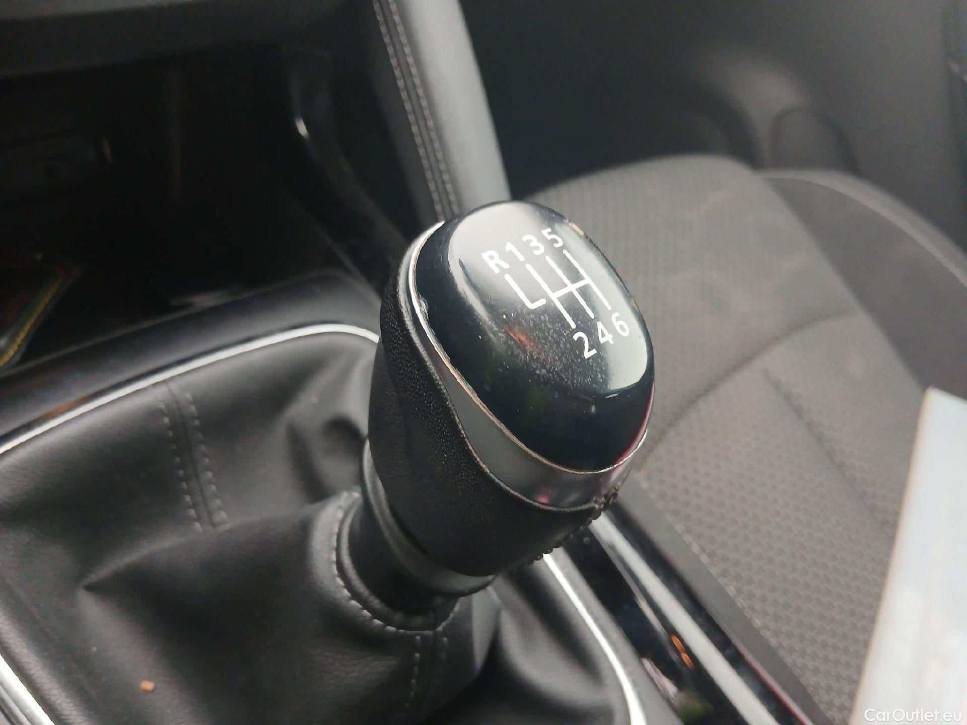  Renault  Kadjar RENAULT  / 2019 / 5P / crossover Intens Blue dCi 85kW (115CV) #4