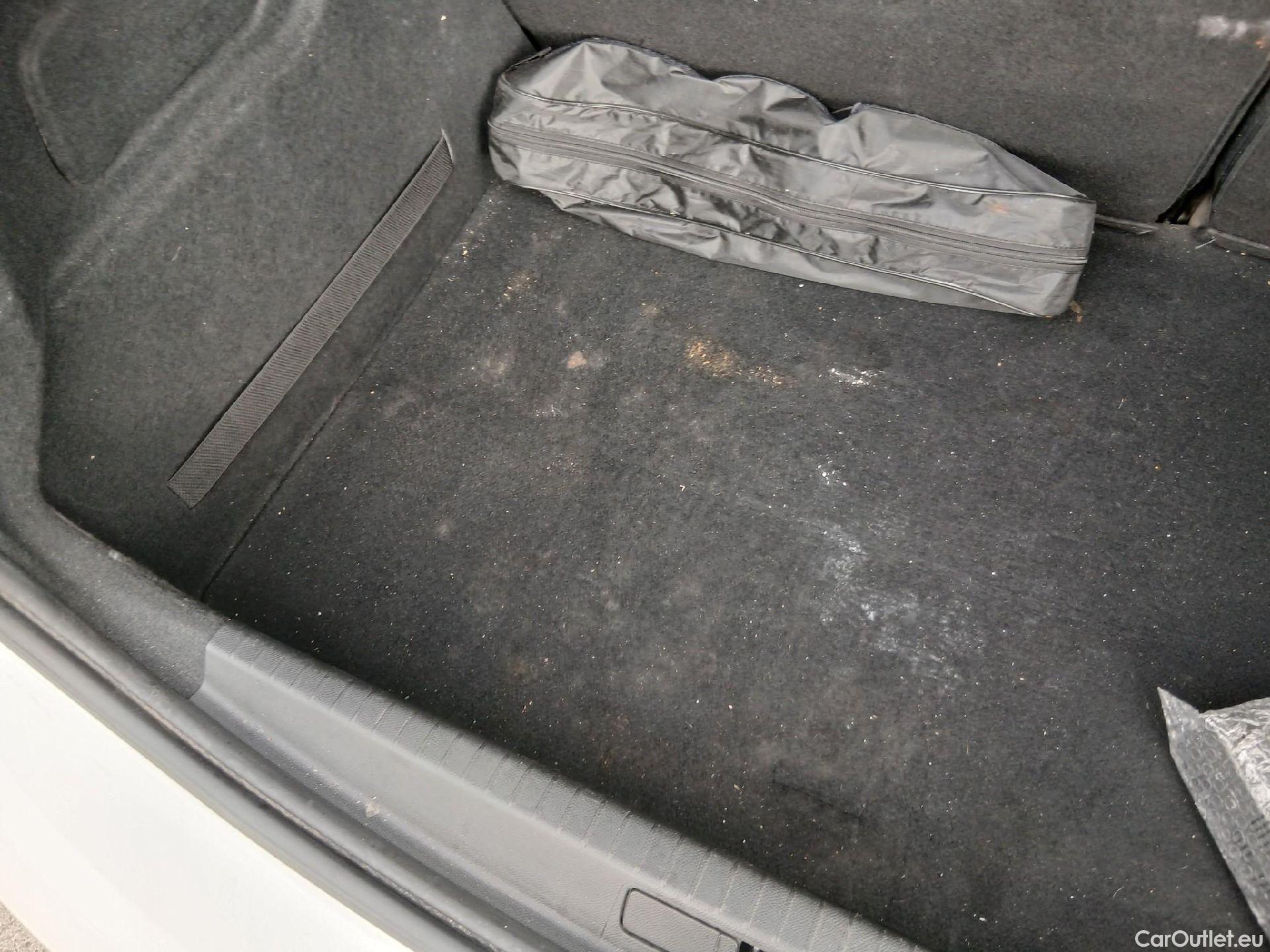  Peugeot  208 PEUGEOT  / 2019 / 5P / berlina con portón BlueHDi 73kW (100CV) Active Pack (AC) #17