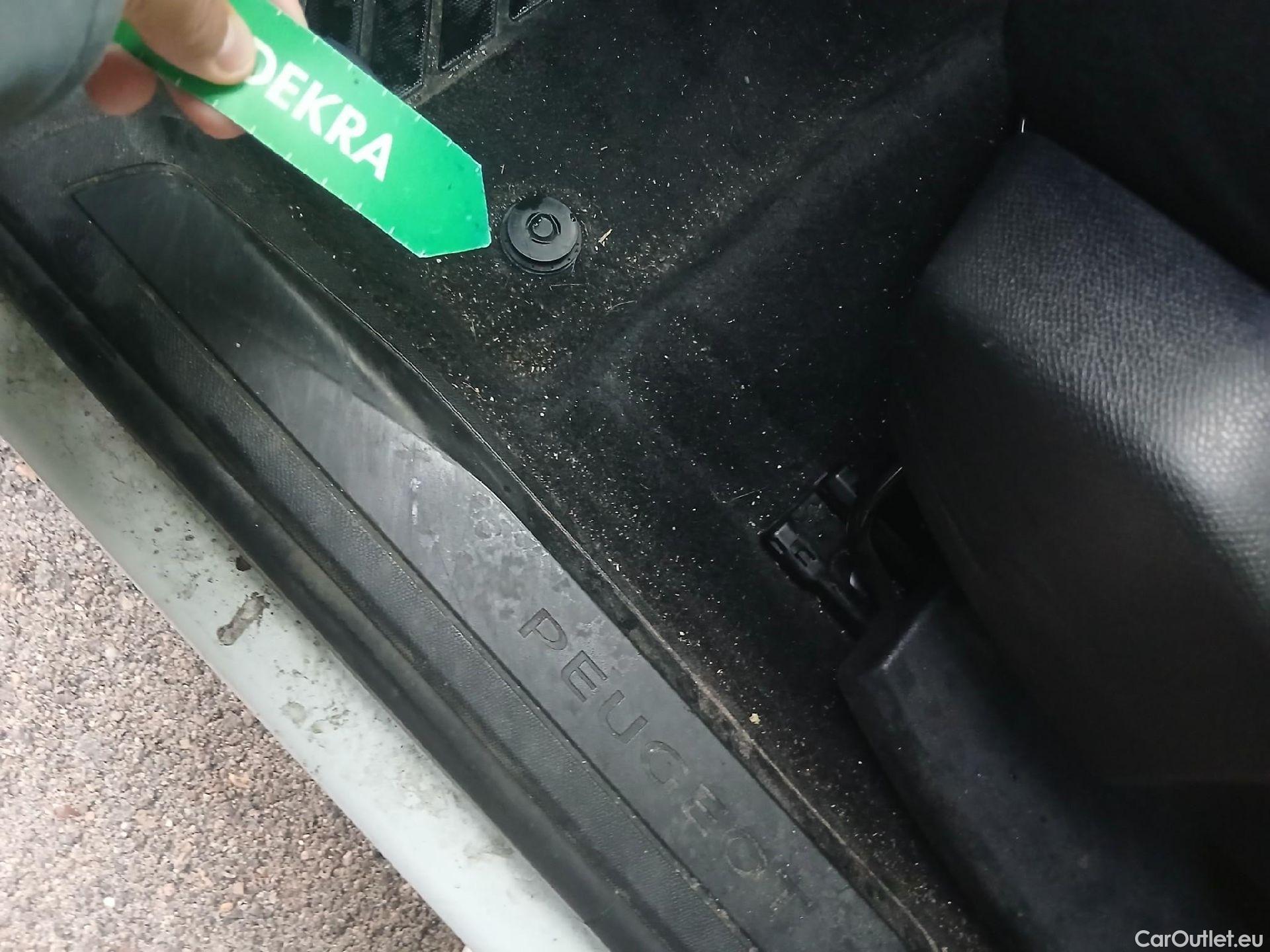  Peugeot  3008 PEUGEOT  / 2016 / 5P / todoterreno 1.2 PURETECH 96KW (130CV) ACTIVE S&S #4