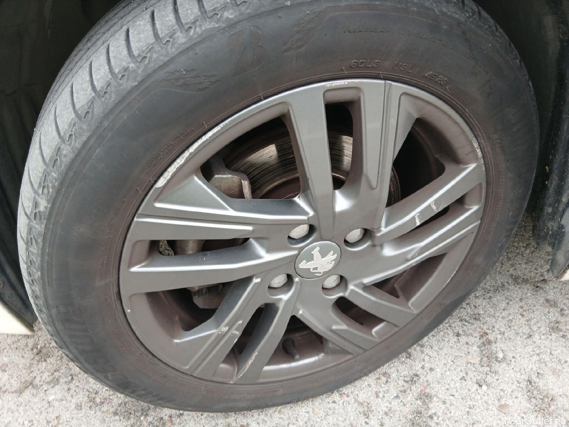  Peugeot  208 PEUGEOT  / 2019 / 5P / berlina con portón BlueHDi 73kW (100CV) Active Pack (AC) #7