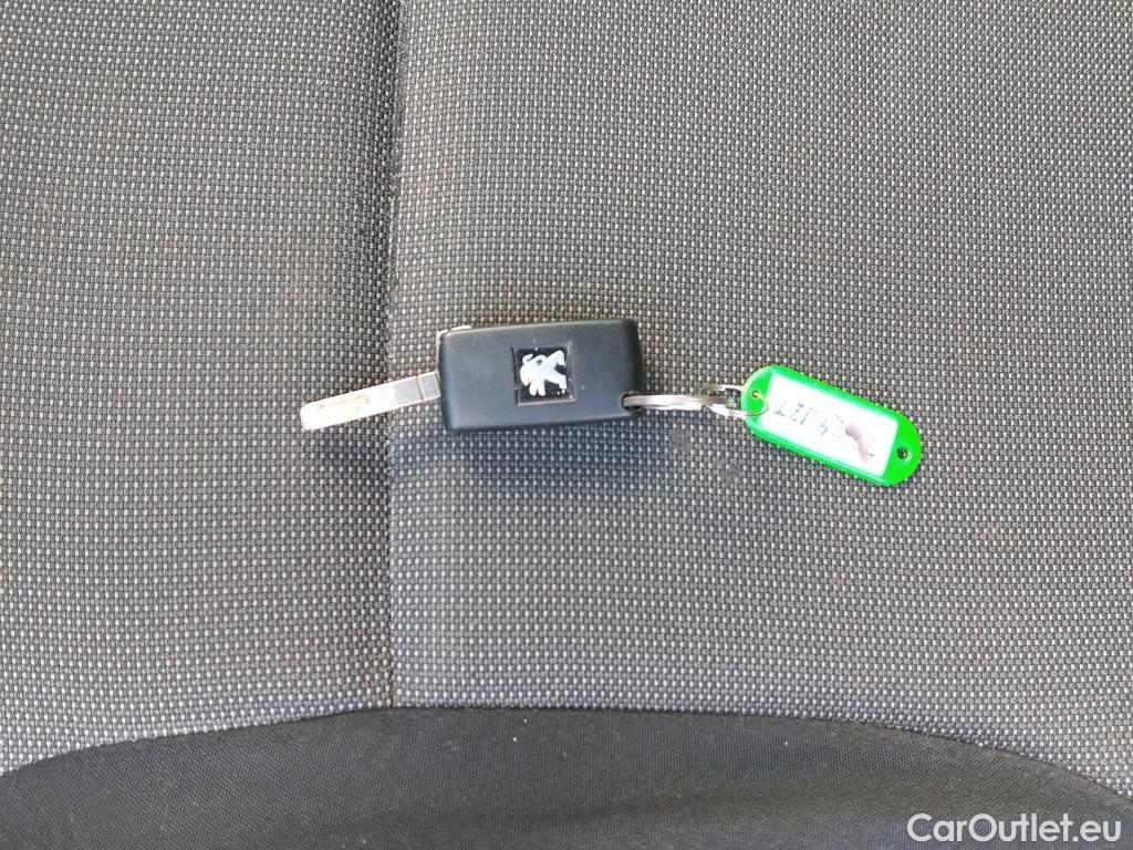  Peugeot  Partner PEUGEOT  VU 3p 2G furgón derivado de Furgón Confort L1 BlueHDi 73KW (100CV) #2