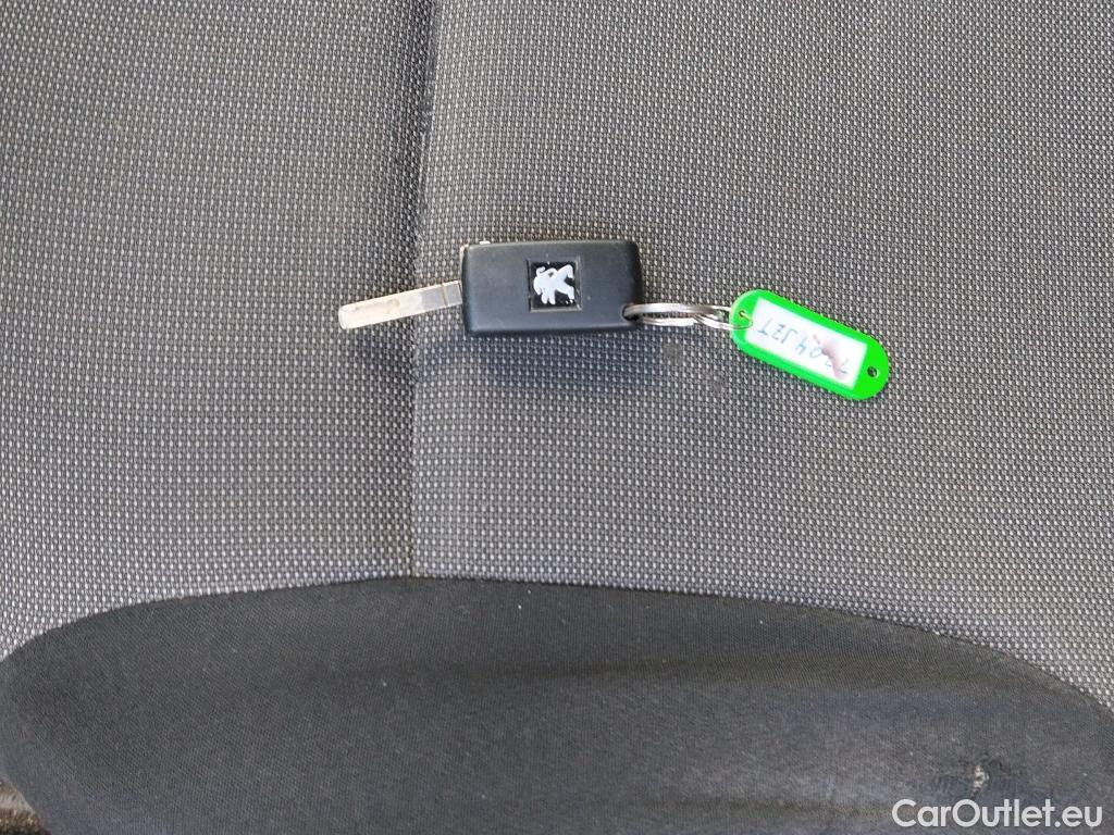  Peugeot  Partner PEUGEOT  VU 3p 2G furgón derivado de Furgón Confort L1 BlueHDi 73KW (100CV) #1