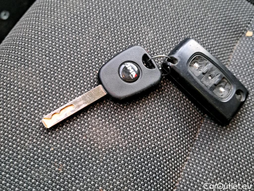  Peugeot  Partner PEUGEOT  VU 4p 2G furgón derivado de Furgón Confort PackL2 BlueHDi 73KW (100) #4