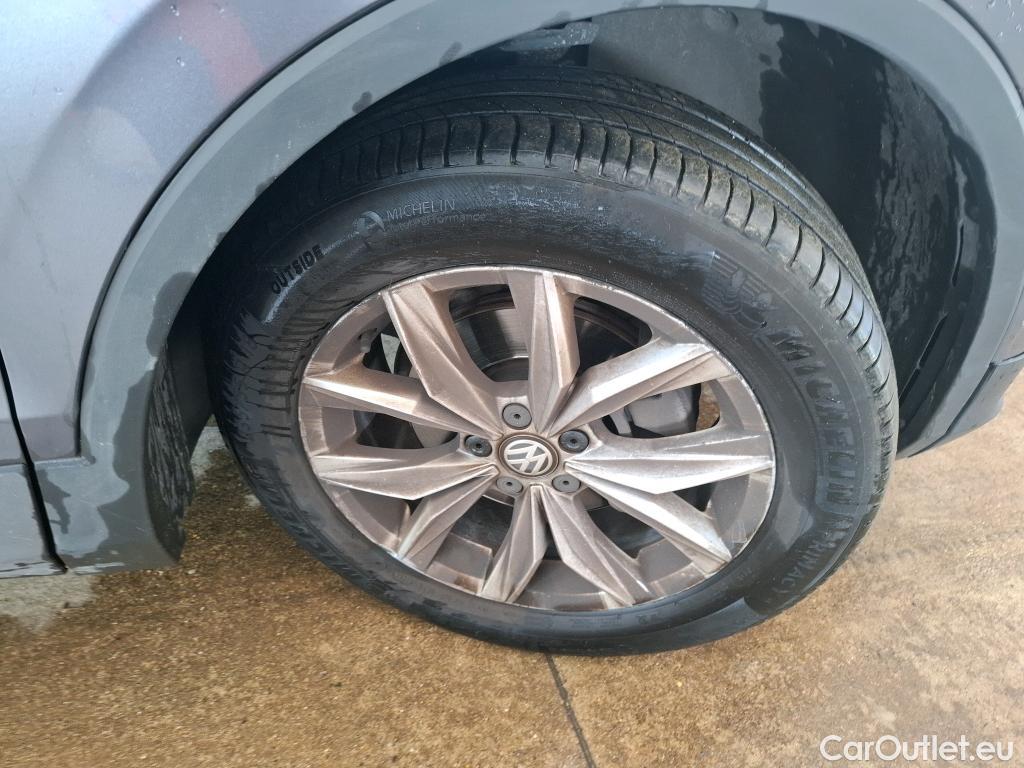  Volkswagen  Tiguan VOLKSWAGEN  Allspace / 2017 / 5P / SUV 2.0 TDI 150 DSG7 Carat #27