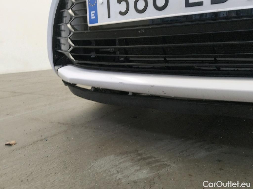  Toyota  Yaris TOYOTA  / 2017 / 5P / berlina con portón 1.5 100H Active #19