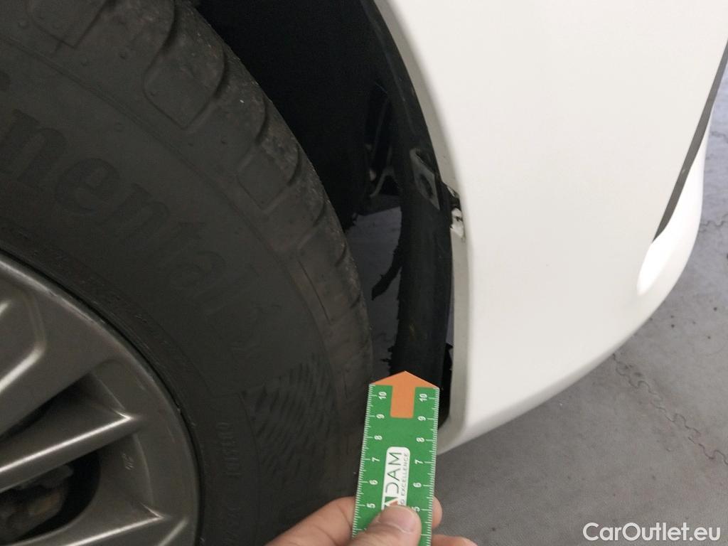  Toyota  Yaris TOYOTA  / 2017 / 5P / berlina con portón 1.5 100H Active #2