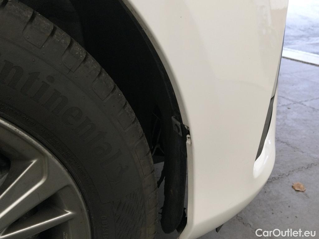  Toyota  Yaris TOYOTA  / 2017 / 5P / berlina con portón 1.5 100H Active #1