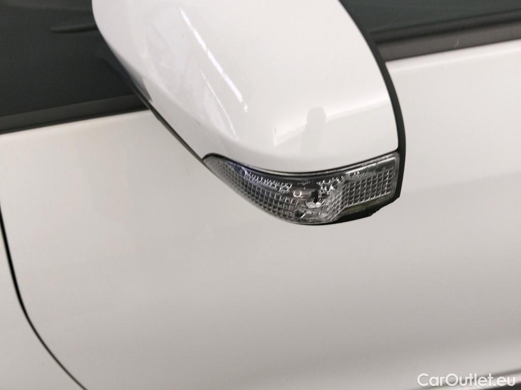  Toyota  Yaris TOYOTA  / 2017 / 5P / berlina con portón 1.5 100H Active #9