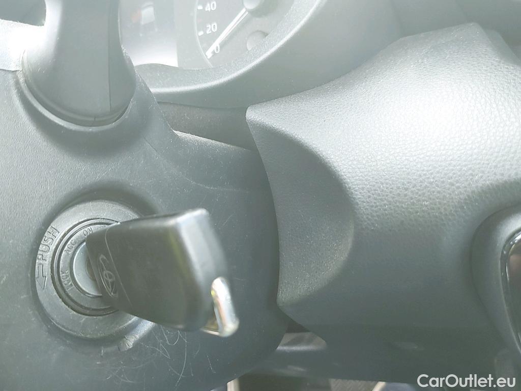  Toyota  Yaris TOYOTA  / 2020 / 5P / berlina con portón 1.5 120H Business Plus #2