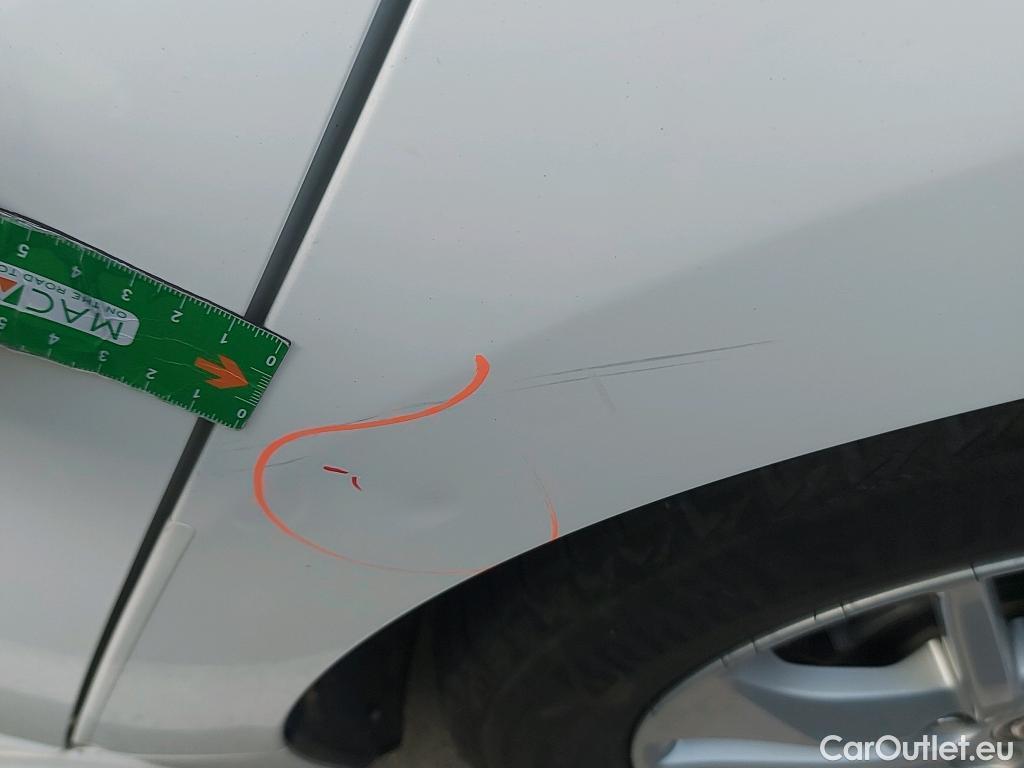  Toyota  Yaris TOYOTA  / 2020 / 5P / berlina con portón 1.5 120H Business Plus #24