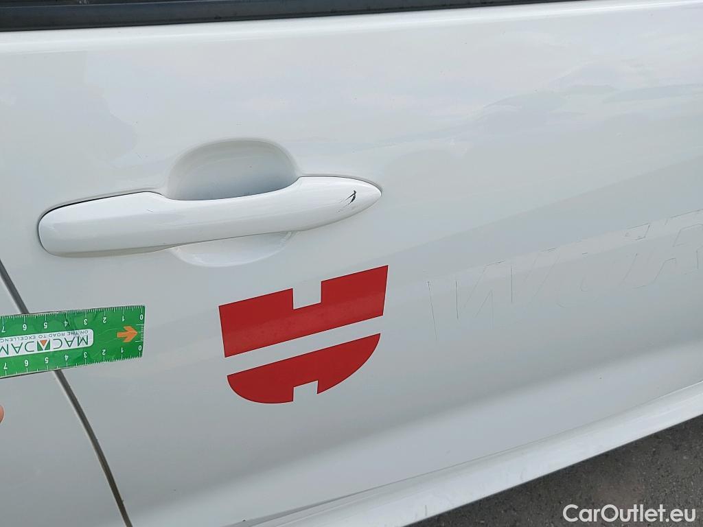  Toyota  Yaris TOYOTA  / 2020 / 5P / berlina con portón 1.5 120H Business Plus #16