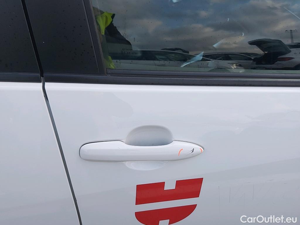  Toyota  Yaris TOYOTA  / 2020 / 5P / berlina con portón 1.5 120H Business Plus #40