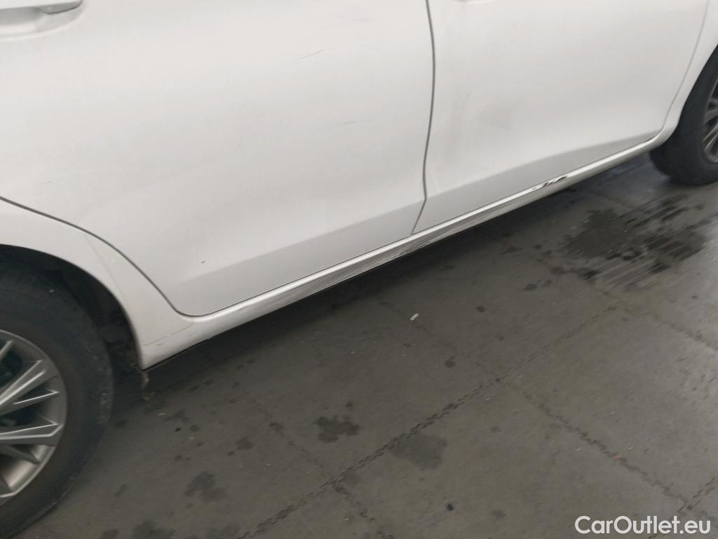  Toyota  Yaris TOYOTA  / 2017 / 5P / berlina con portón 1.5 100H Active #1