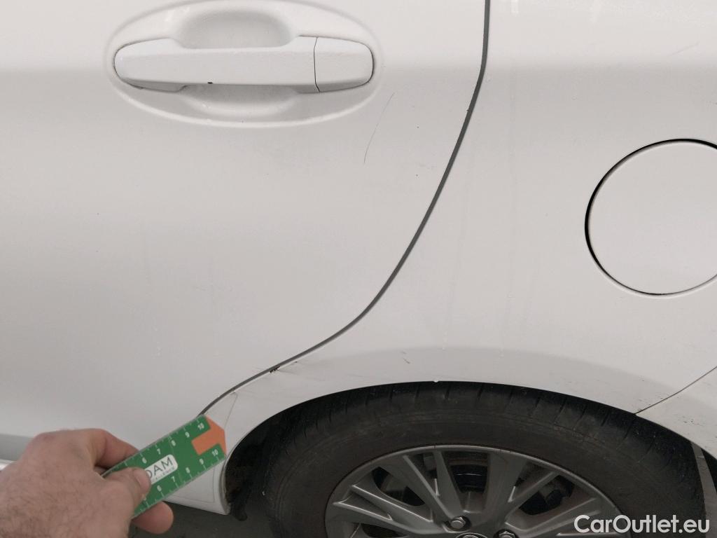  Toyota  Yaris TOYOTA  / 2017 / 5P / berlina con portón 1.5 100H Active #4