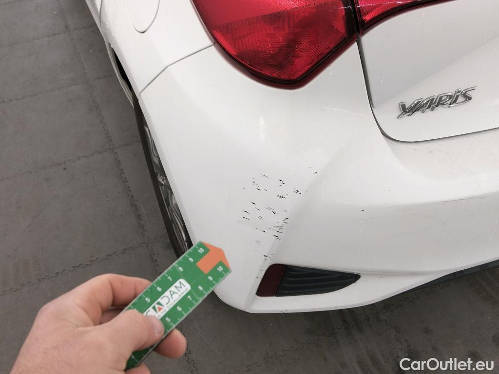  Toyota  Yaris TOYOTA  / 2017 / 5P / berlina con portón 1.5 100H Active #17