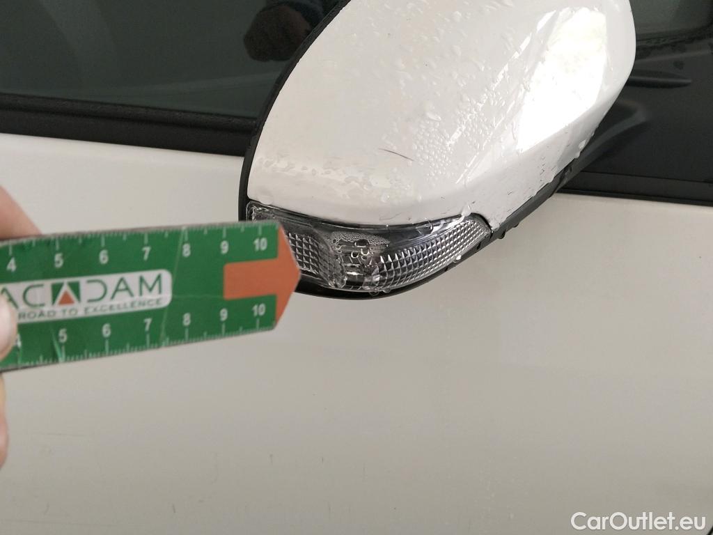  Toyota  Yaris TOYOTA  / 2017 / 5P / berlina con portón 1.5 100H Active #12