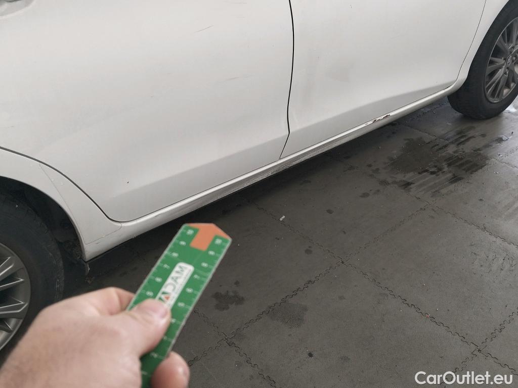  Toyota  Yaris TOYOTA  / 2017 / 5P / berlina con portón 1.5 100H Active #2