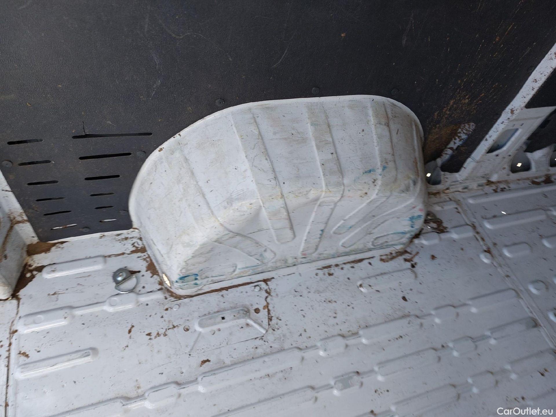  Opel  Movano OPEL  / 2021 / 4P / Furgón Base L2H2 3.5T 2.2 BHDi 88kW #60