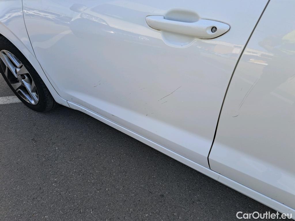  Hyundai  i10 HYUNDAI  / 2020 / 5P / berlina con portón 1.0 Klass #14