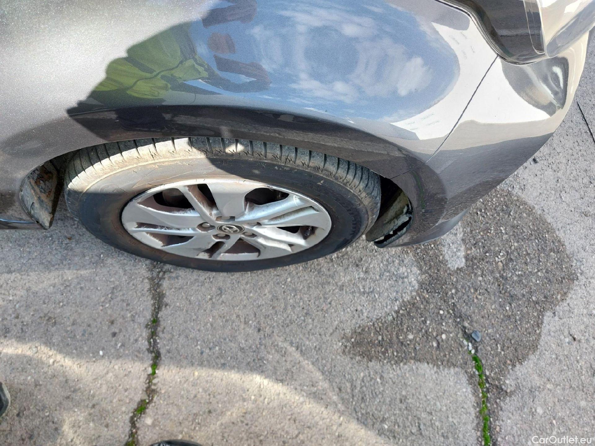  Toyota  Yaris TOYOTA  / 2020 / 5P / berlina con portón 1.5 120H Active Tech #24