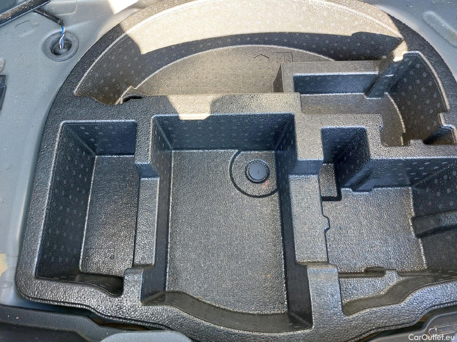  Toyota  Yaris TOYOTA  / 2020 / 5P / berlina con portón 1.5 120H Active Tech #2