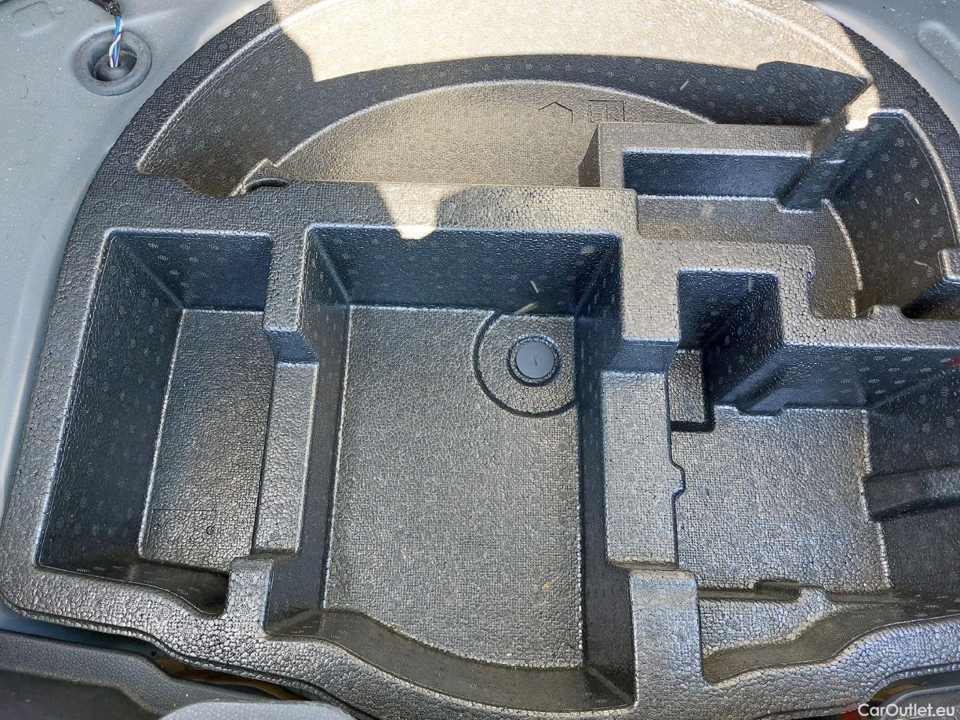  Toyota  Yaris TOYOTA  / 2020 / 5P / berlina con portón 1.5 120H Active Tech #1