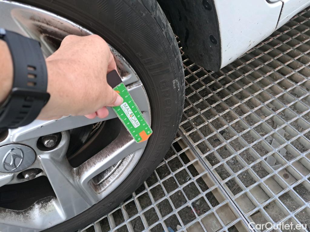  Hyundai  i10 HYUNDAI  / 2020 / 5P / berlina con portón 1.0 Klass #9