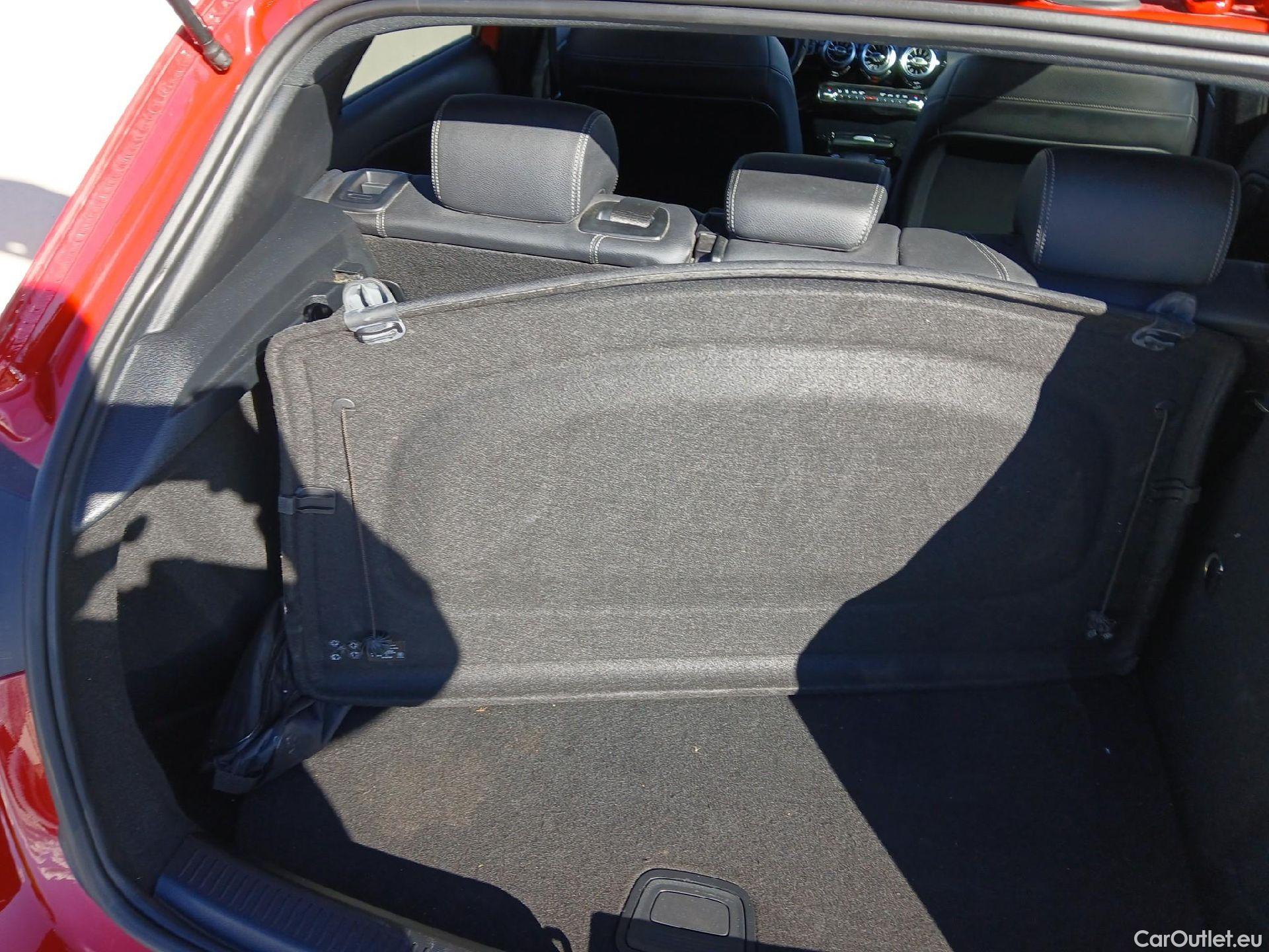  Mercedes  A-Klasse MERCEDES-BENZ Clase A / 2018 / 5P / berlina con portón A 180 d #2