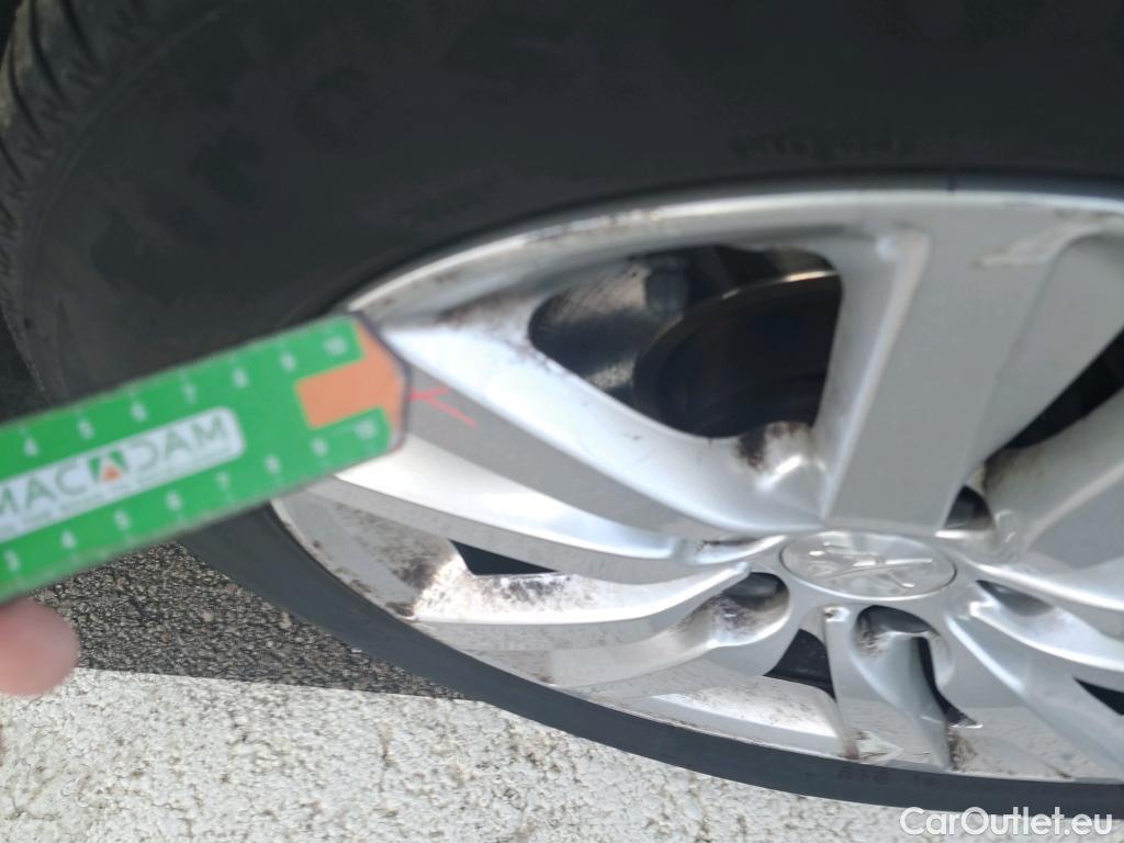  Peugeot  308 PEUGEOT  / 2017 / 5P / berlina con portón 5p Active Pack BlueHDi 130 S&S #6