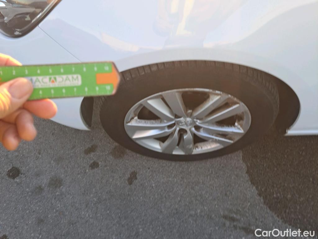  Peugeot  308 PEUGEOT  / 2017 / 5P / berlina con portón 5p Active Pack BlueHDi 130 S&S #3