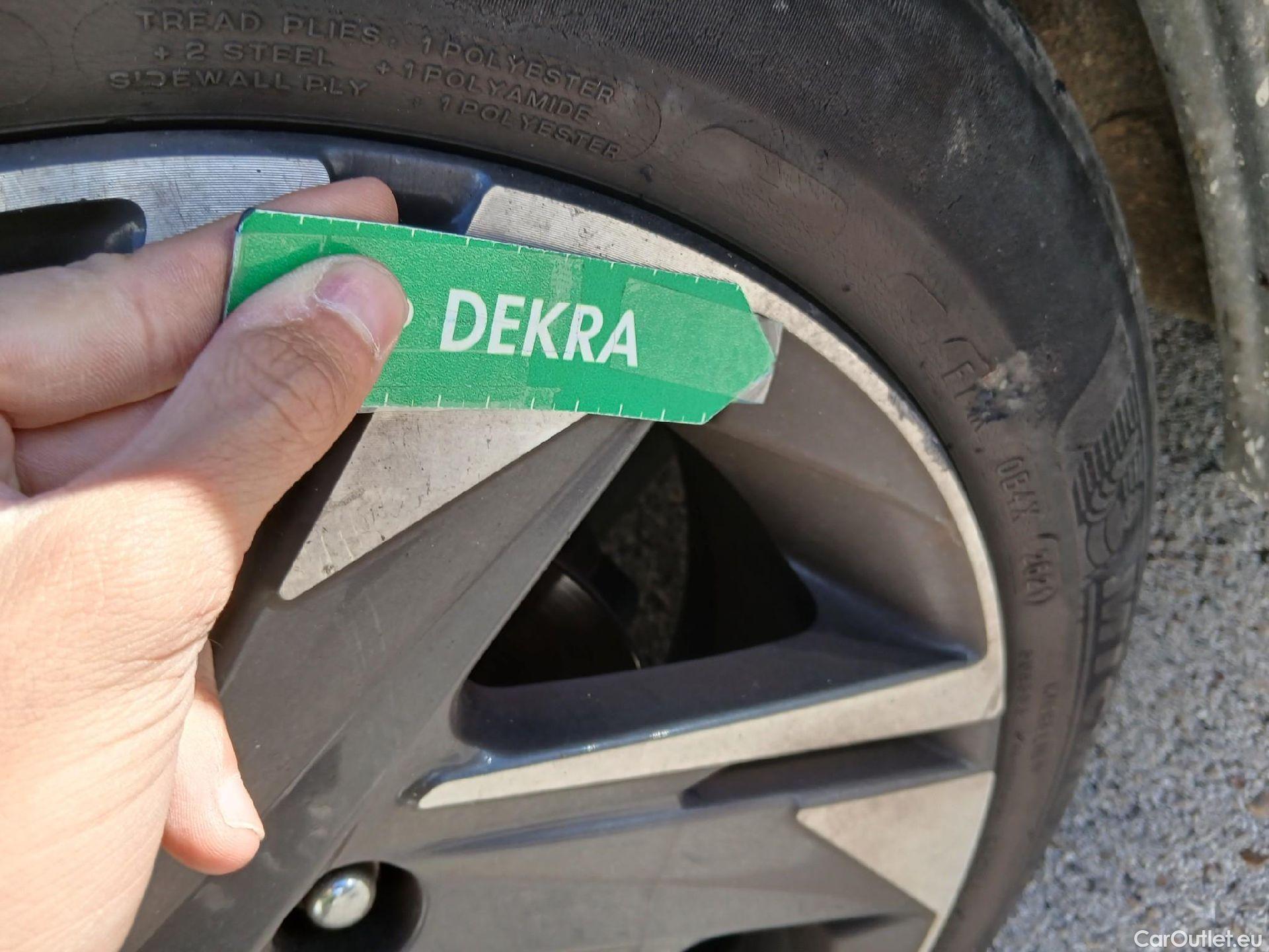  Hyundai  i20 HYUNDAI  / 2020 / 5P / berlina con portón 1.2 MPI SLX #18