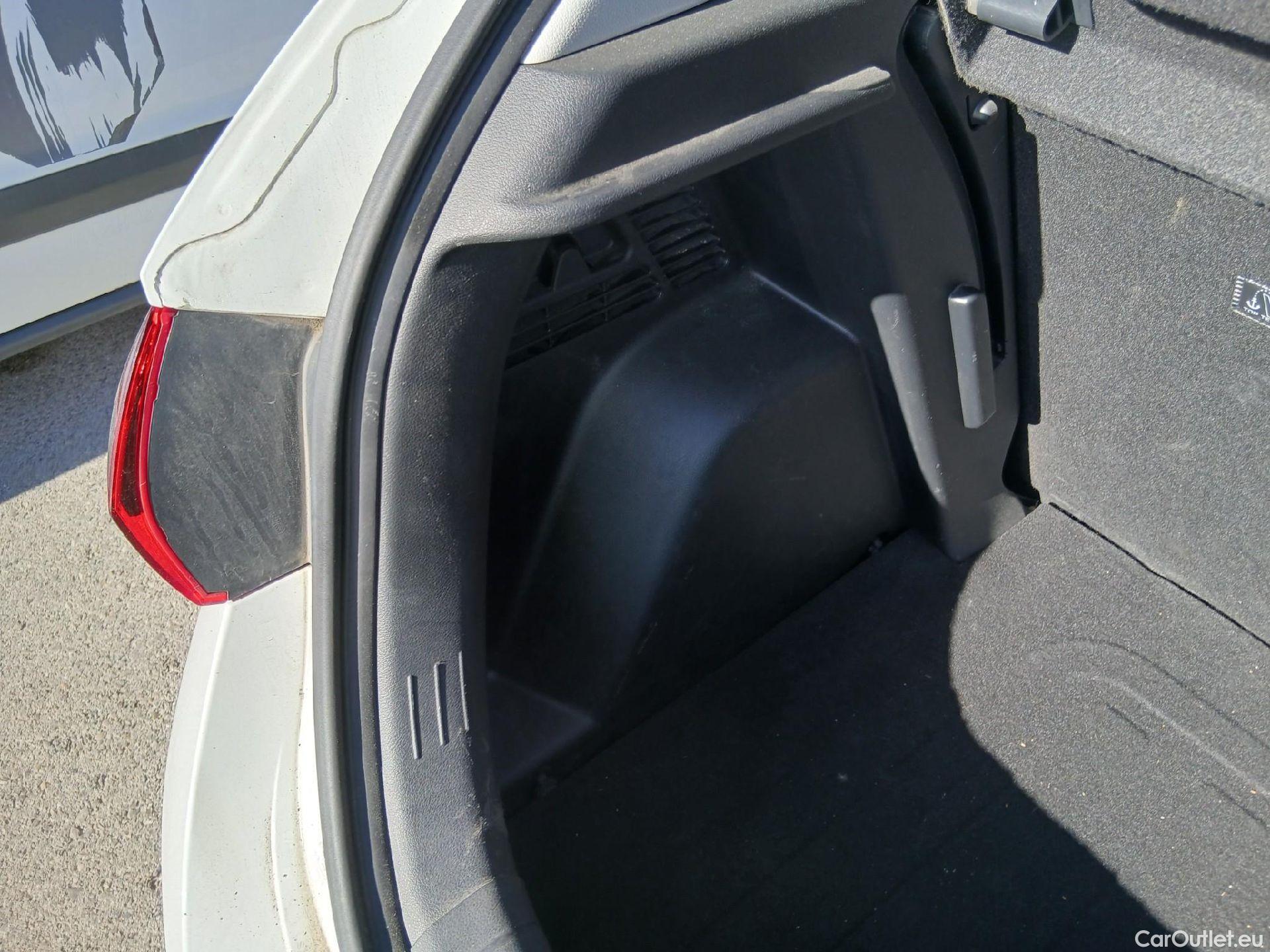  Hyundai  i20 HYUNDAI  / 2020 / 5P / berlina con portón 1.2 MPI SLX #32