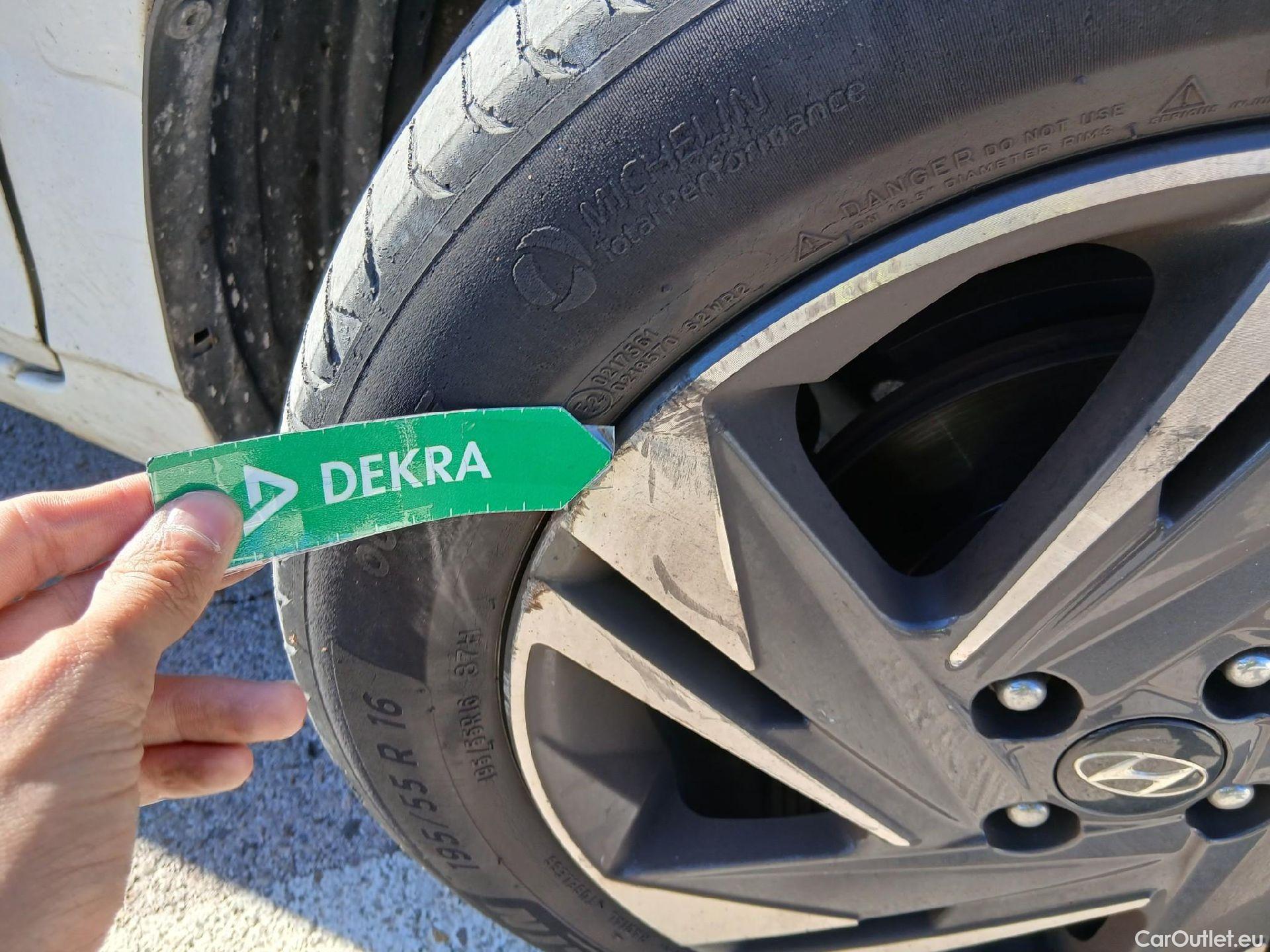  Hyundai  i20 HYUNDAI  / 2020 / 5P / berlina con portón 1.2 MPI SLX #46